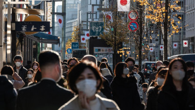 oameni pe strada in tokyo