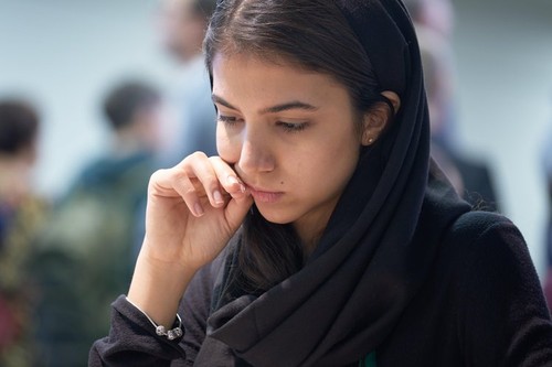 Jucătoarea de șah din Iran, avertizată să nu se întoarcă în țară după ce a concurat fără hijab, a primit cetăţenia spaniolă