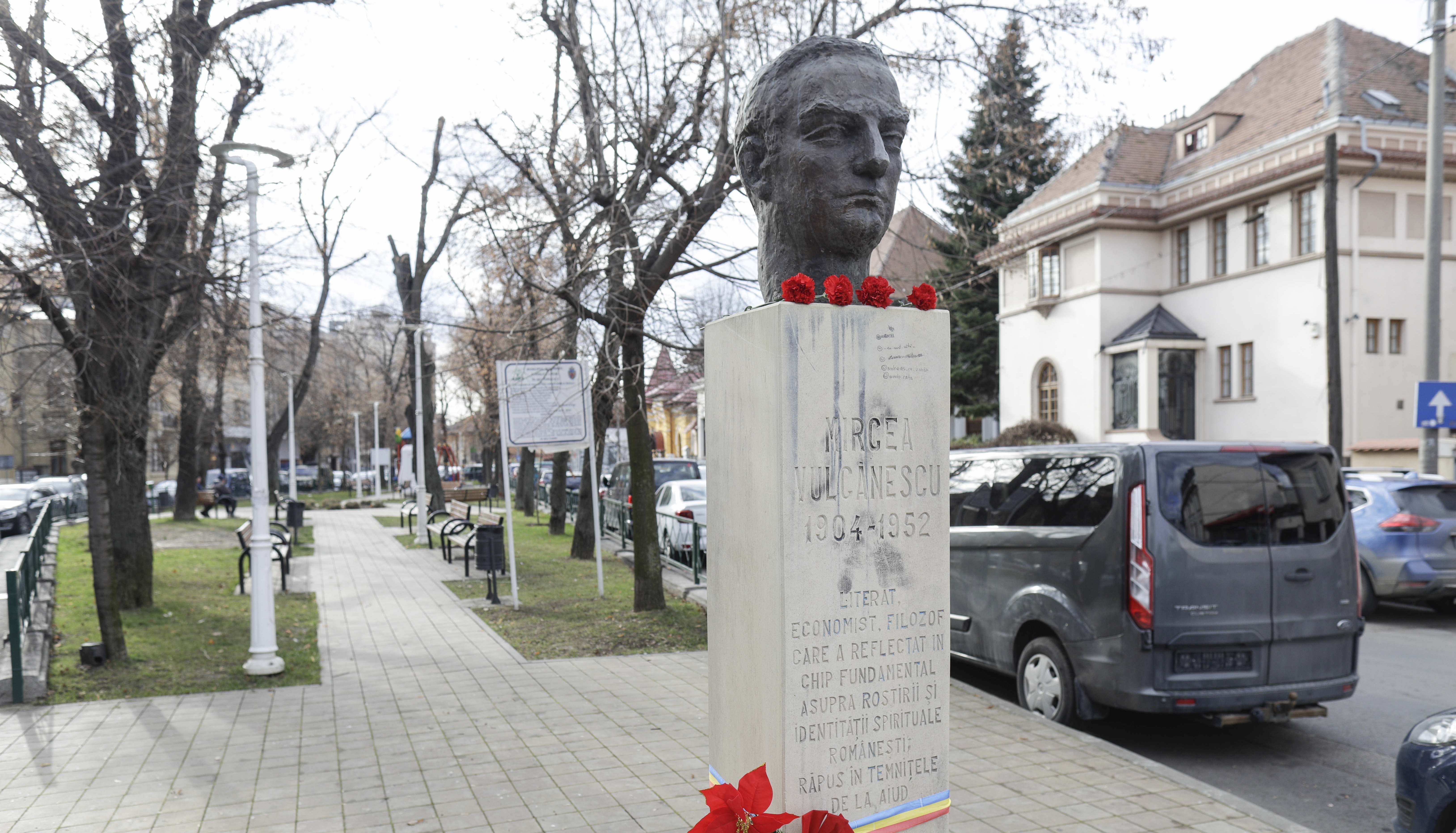 Scandal și amenințări cu moartea pentru desființarea bustului lui Mircea Vulcănescu. Șoșoacă l-a salvat pe fostul demnitar antisemit