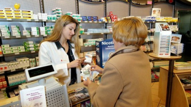 o femeie cere unei farmaciste medicamente