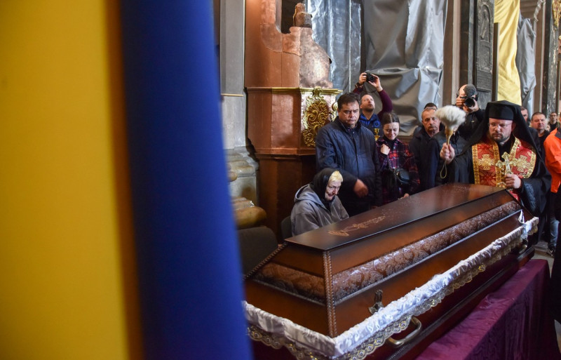 sicriu ucraina slujba biserica profimedia