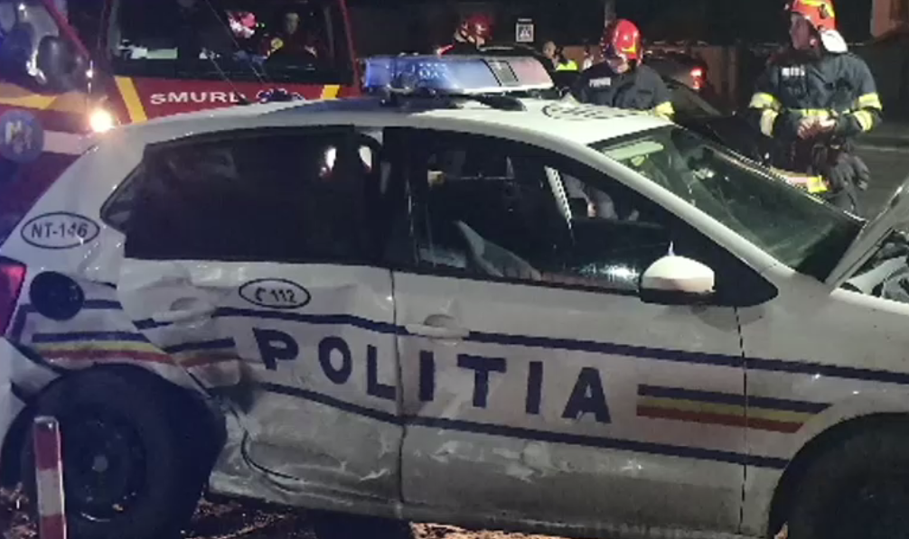 VIDEO. Doi polițiști, răniți într-un accident rutier