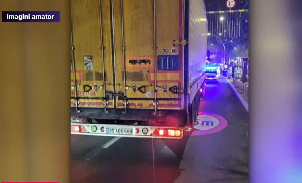 Încă un TIR a fost la un pas să rămână blocat în Pasajul Unirii. Ce s-a întâmplat