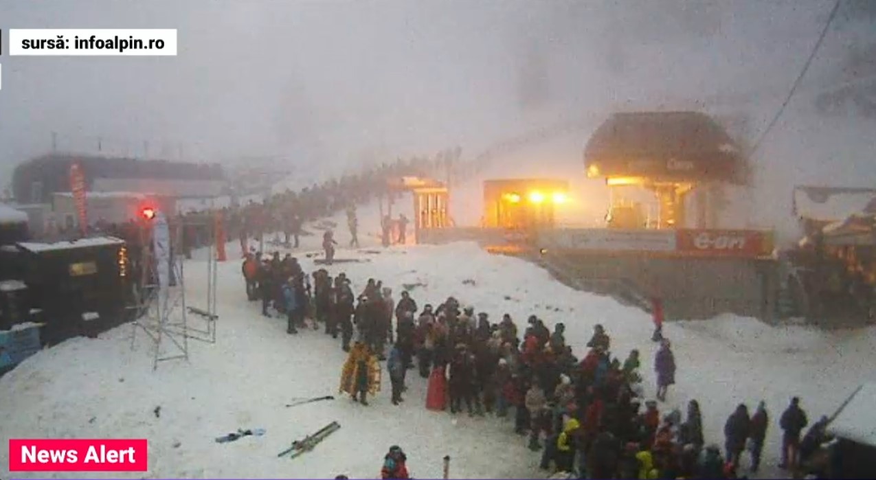 VIDEO Aglomerație la cota 1400 în Sinaia. Sute de oameni stau la coadă la telecabină