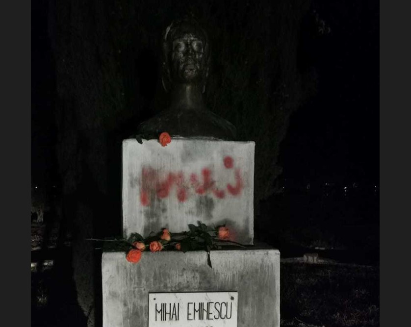 Statuia lui Mihai Eminescu, amplasată într-un parc din Orșova, a fost vandalizată. Polițiștii îi caută pe vinovați