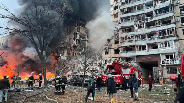 bloc distrus de rachete rusesti, flacari, oameni si pompieri