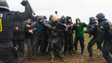 politia se bate cu activisti de mediu la o mina de carbune in germania