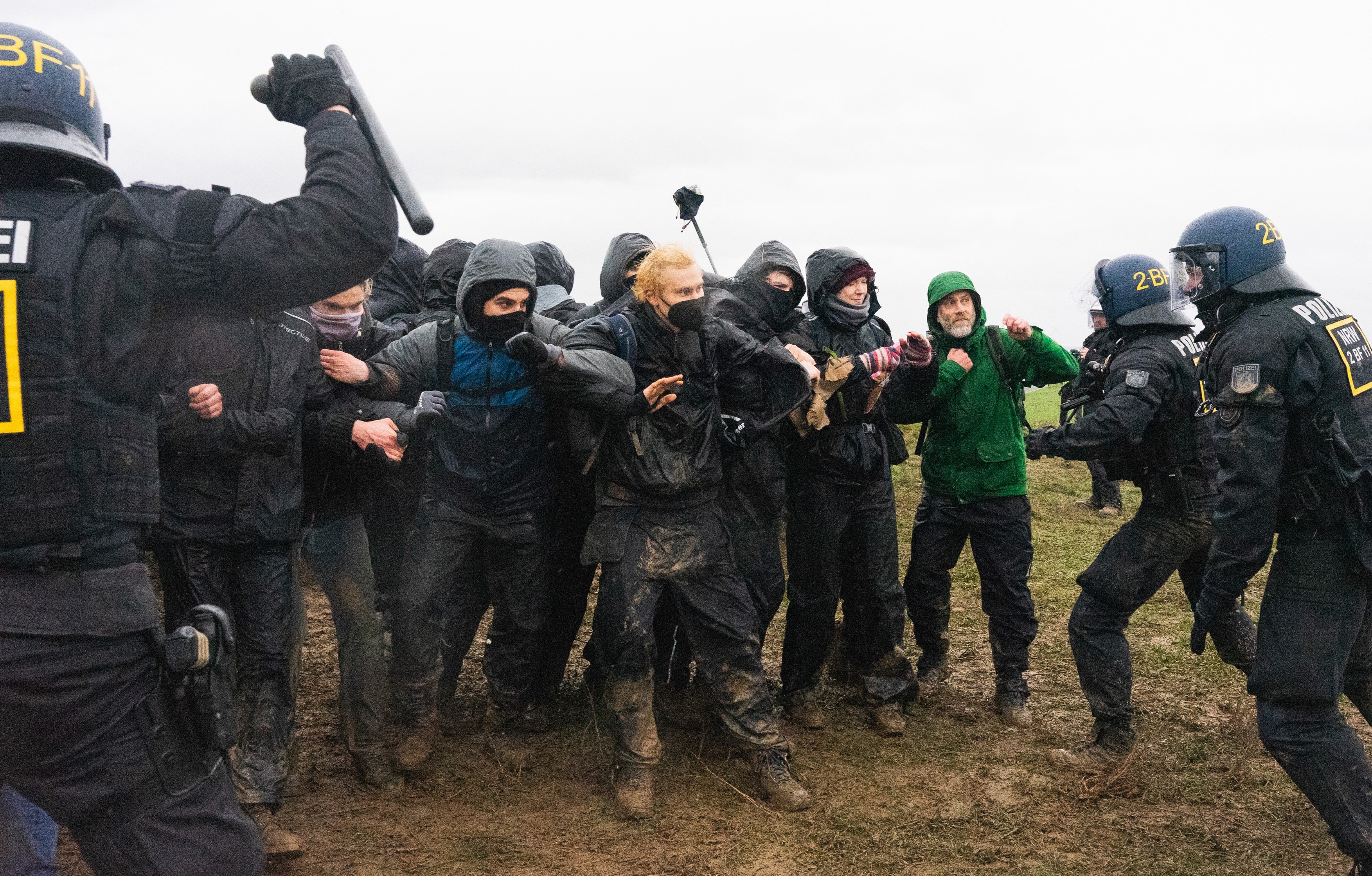 Scene violente între poliție și activiștii de mediu care vor să împiedice extinderea unei mine de cărbune în Germania VIDEO