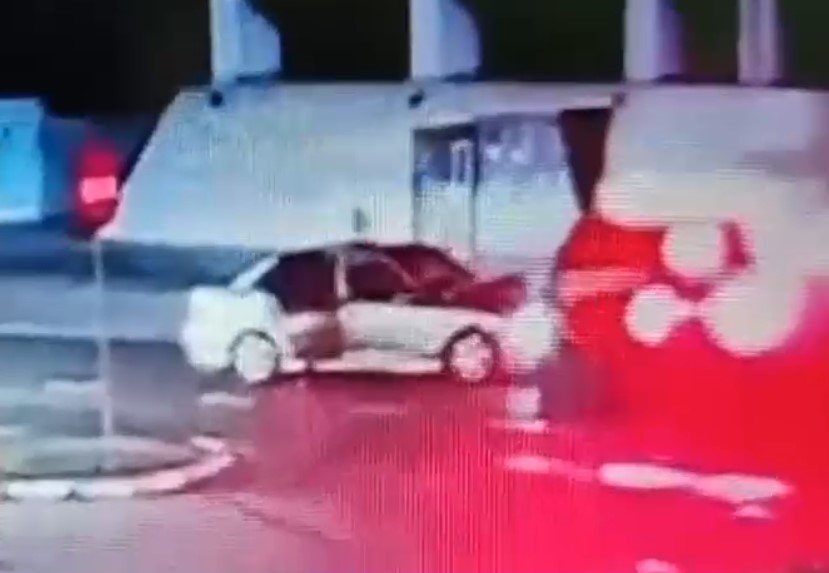 VIDEO Un polițist a provocat un accident rutier și a plecat de la locul faptei. Momentul impactului