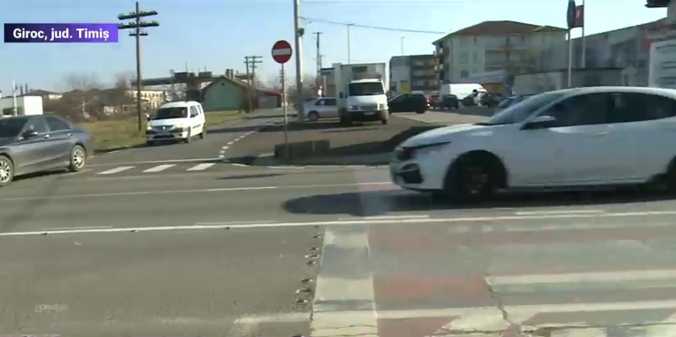 VIDEO O intersecție din Timiș îi bulversează pe șoferi și pietoni: „Cam nebunie. Nu știe lumea ce să facă, sunt 3 semne diferite”