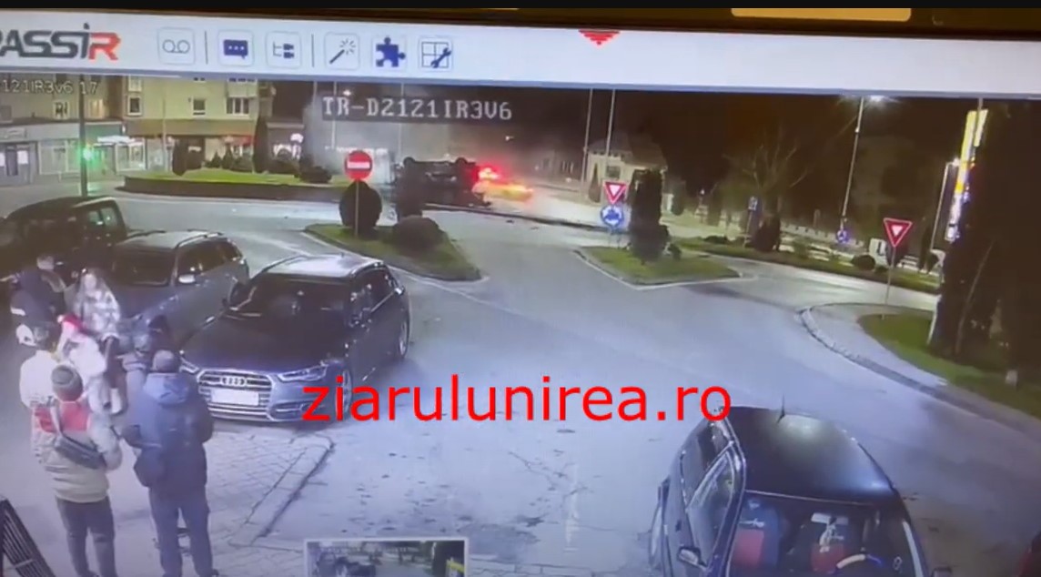 VIDEO Un tânăr de 21 de ani a murit după ce s-a răsturnat cu maşina într-un sens giratoriu