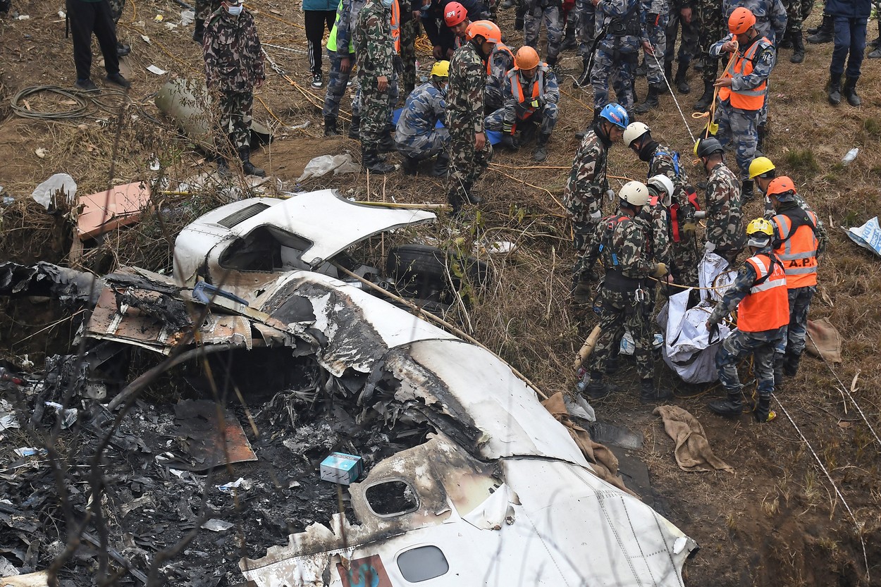 "Este puţin probabil să existe vreun supravieţuitor". Încă nu se știe de ce s-a prăbușit avionul cu 72 de oameni la bord, în Nepal