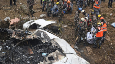 salvatorii cauta supravietuitori la locul unde s-a prabusit un avion in nepal