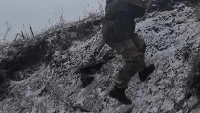 soldați ruși folosesc în mod greșit un aruncător de grenade antitanc AG-7