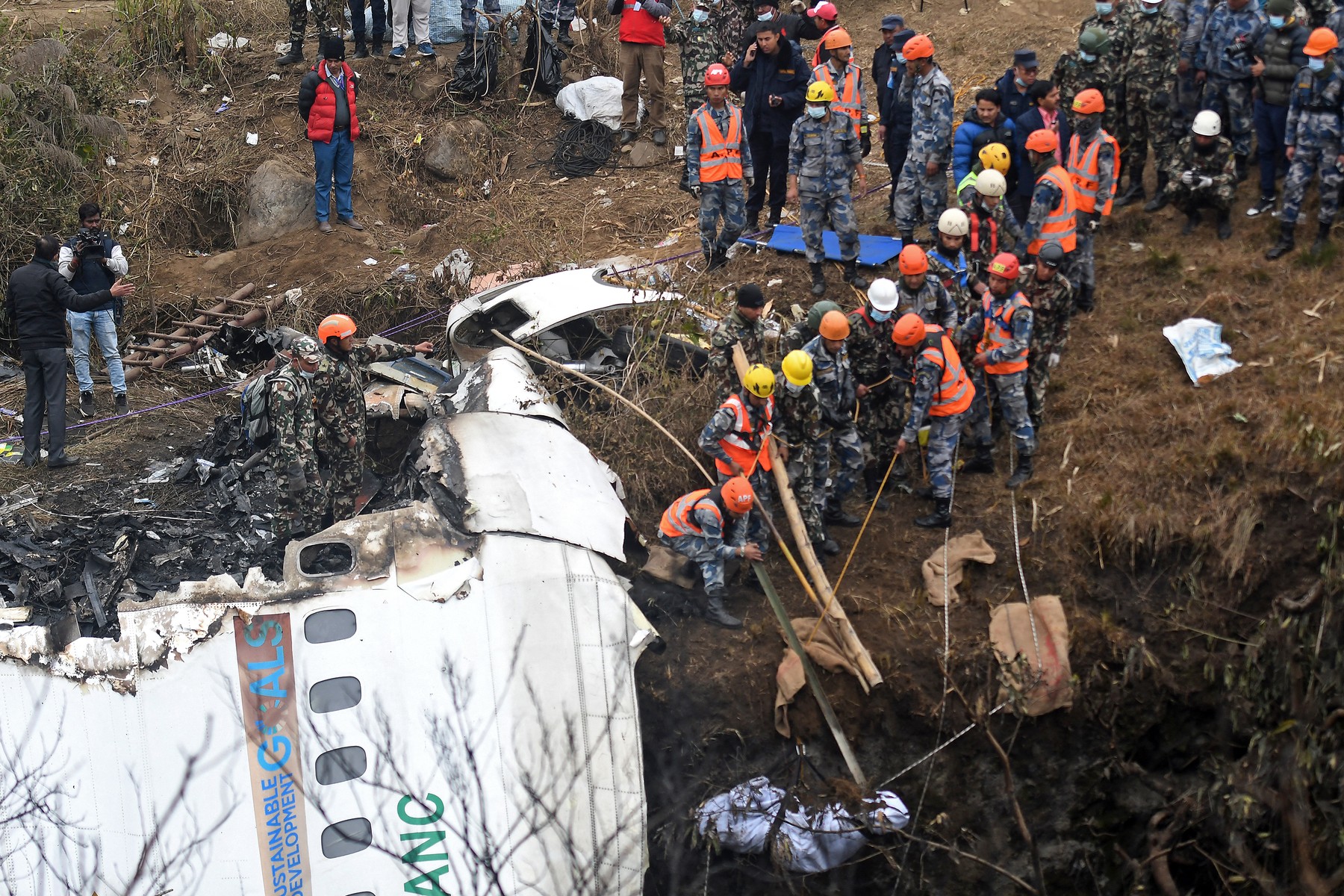 Au fost găsite cutiile negre ale avionului prăbuşit duminică în Nepal