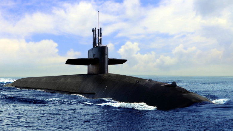 Submarin la suprafață în Marea Neagră
