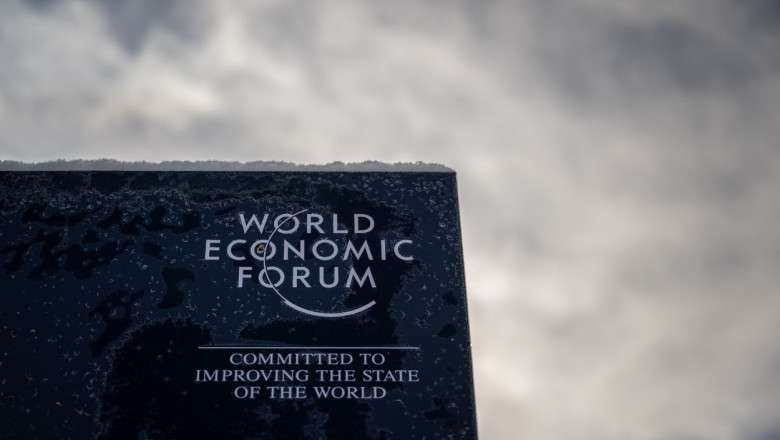 Inscripţie pe o piatră cu Forumul Economic de la Davos din 2023