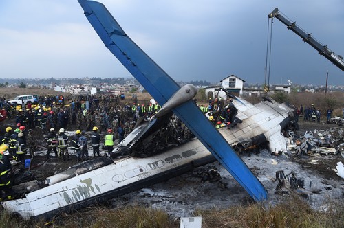 Același destin, la 16 ani distanță. Copilotul avionului prăbușit în Nepal și-a pierdut viața în același mod ca soțul ei, pilot
