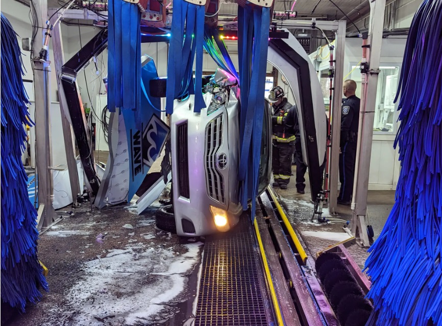 Un bărbat s-a răsturnat cu mașina într-o spălătorie automată și a rămas blocat mai bine de o oră
