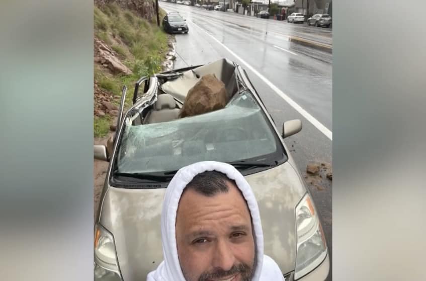 Un bărbat a coborât din mașină ca să vorbească la telefon. Câteva secunde mai târziu, un bolovan uriaș i-a zdrobit vehiculul