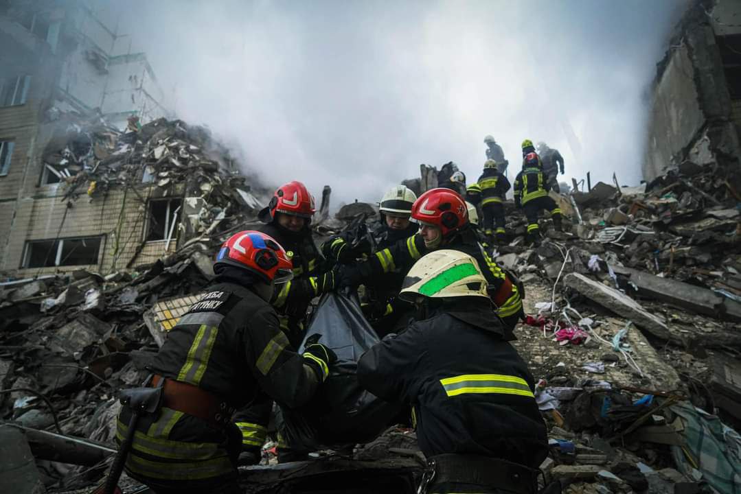 Cadavrul unui copil a fost găsit în dărâmăturile de la Dnipro. Șoigu și-a recompensat soldații pentru "eroism"