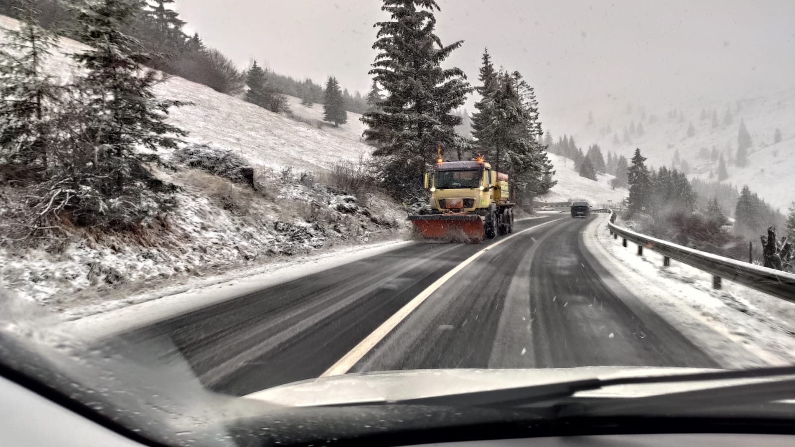 Drumuri înzăpezite la munte. 100 de utilaje acţionează în Braşov. Se circulă greu în Maramureş