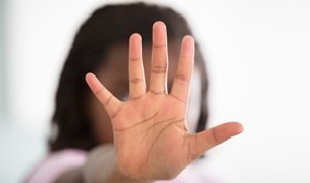 Asistentă socială, trimisă în judecată pentru pornografie infantilă. DIICOT a găsit materiale cu doi minori aflați în grija ei