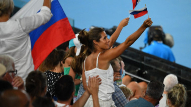 Un fan ţine steagul Rusiei la un meci de la Australian Open