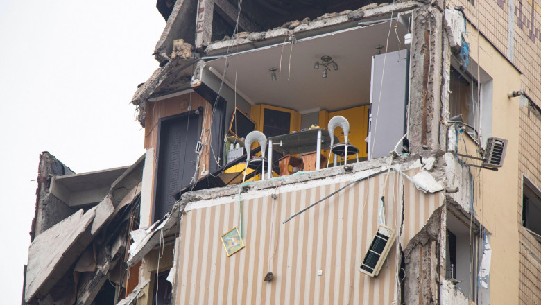 imagine cu „bucătăria galbenă” din blocul distrus din Dnipro de o rachetă rusească „Kitchen”/„Bucătăria”