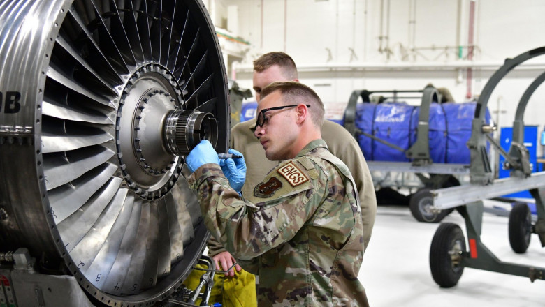 lucrări de mentenanță executate pe un motor de avion de specialiști din Garda Națională a SUA