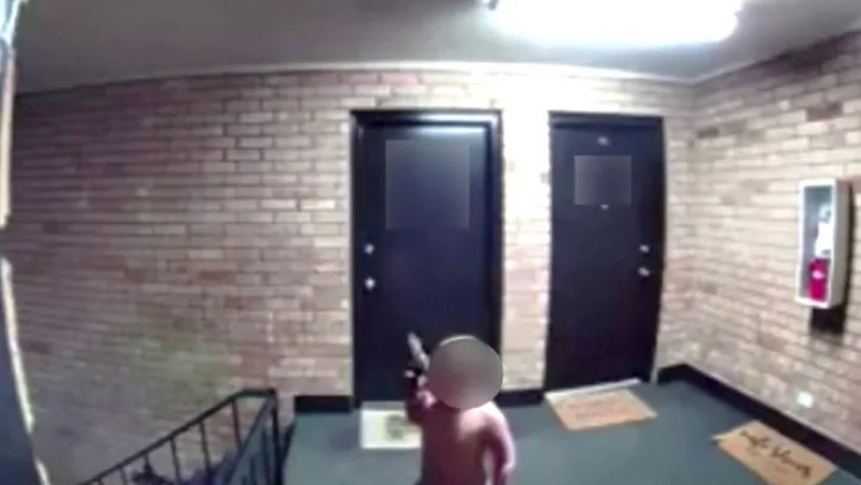 Un bărbat a fost arestat în direct la TV după ce băiețelul său de 4 ani a fost filmat cu un pistol în mână