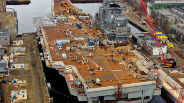 portavionul rusesc este reparat într-un șantier naval din Rusia
