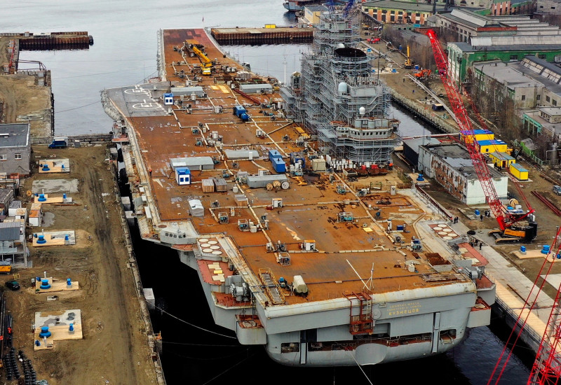 portavionul rusesc este reparat într-un șantier naval din Rusia