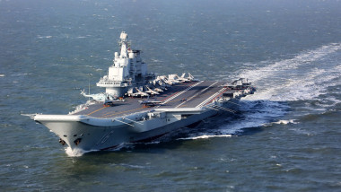Portavionul Liaoning în timpul exercițiilor militare