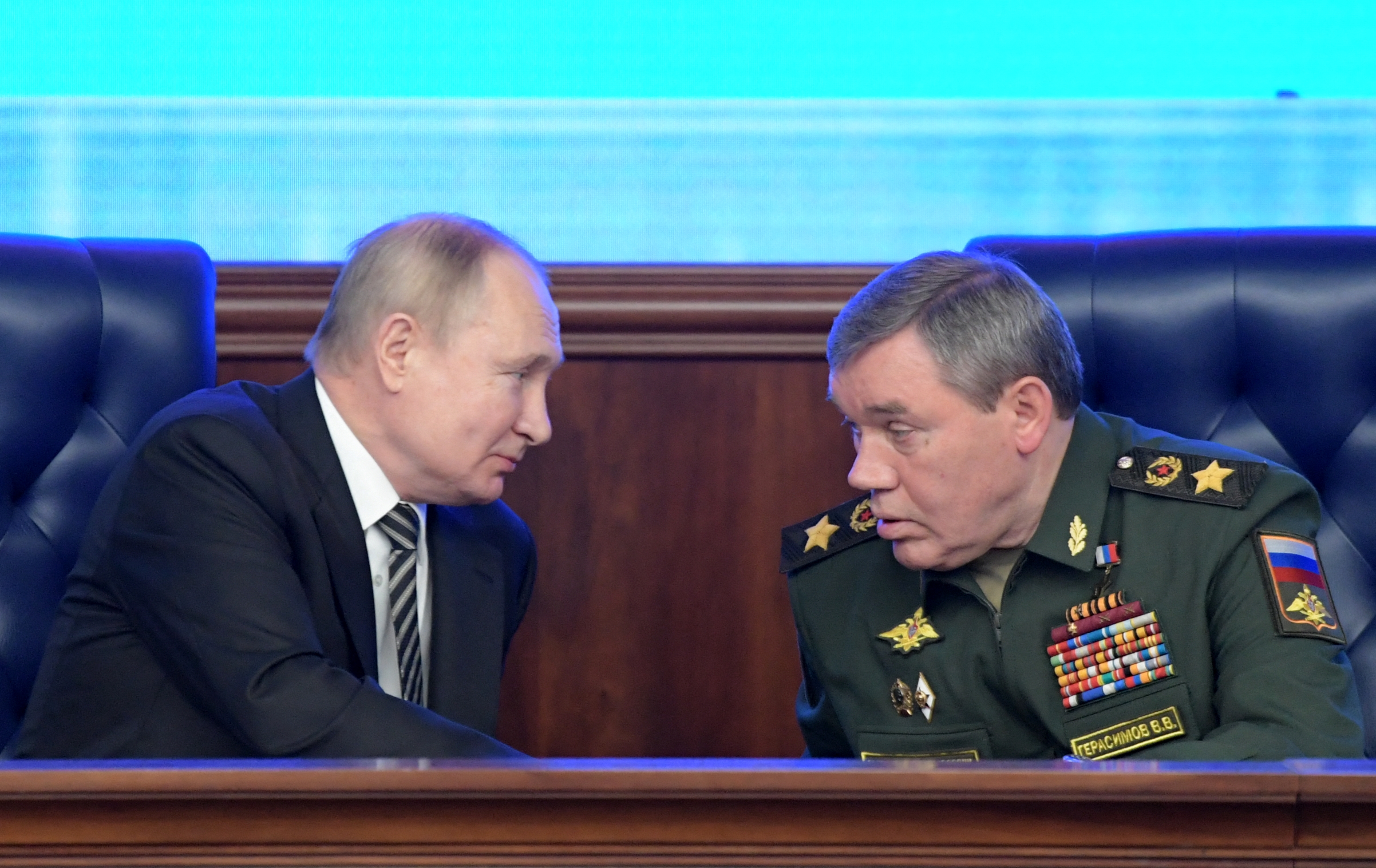 Putin îi ordonă lui Gherasimov să cucerească Donbasul până în martie