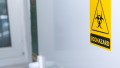 ușă semnalizată cu un simbol de biohazard