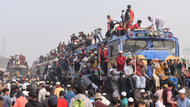 Credincioșii musulmani iau cu asalt trenurile, singurul mijloc de transport pe care îl au la dispoziție