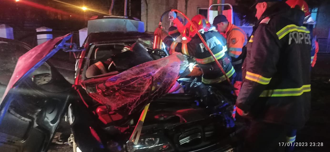 Intervenție pentru salvarea unui tânăr, rămas blocat sub bordul autoturismului după ce s-a izbit de un stâlp