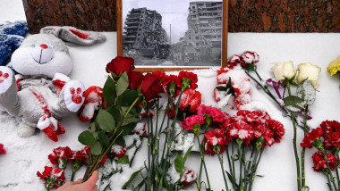 flori in moscova in memoria victimelor atacului din dnipro