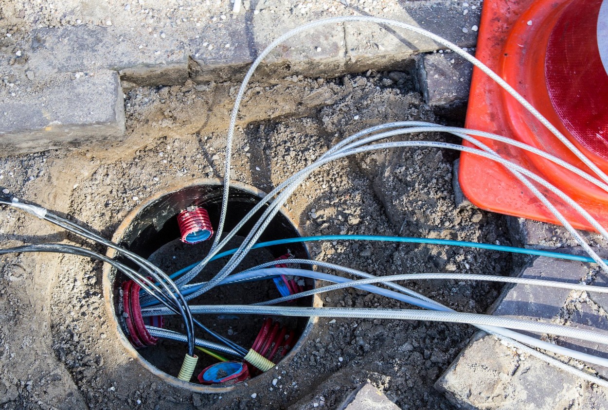 Doi brăileni au lăsat Spitalul Judeţean fără acces la telefon, după ce au furat cabluri