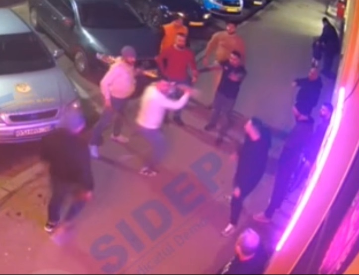 Bătaie cu topoare în stradă, la Buhuși. "Tot arsenalul unei răscoale a fost adus pe trotuarele orașului"