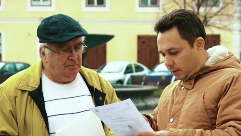 Gheorghe Stoicescu se uita pe o hartie trimis de primaira sector 6 cu jurnalistul digi24 toma petcu