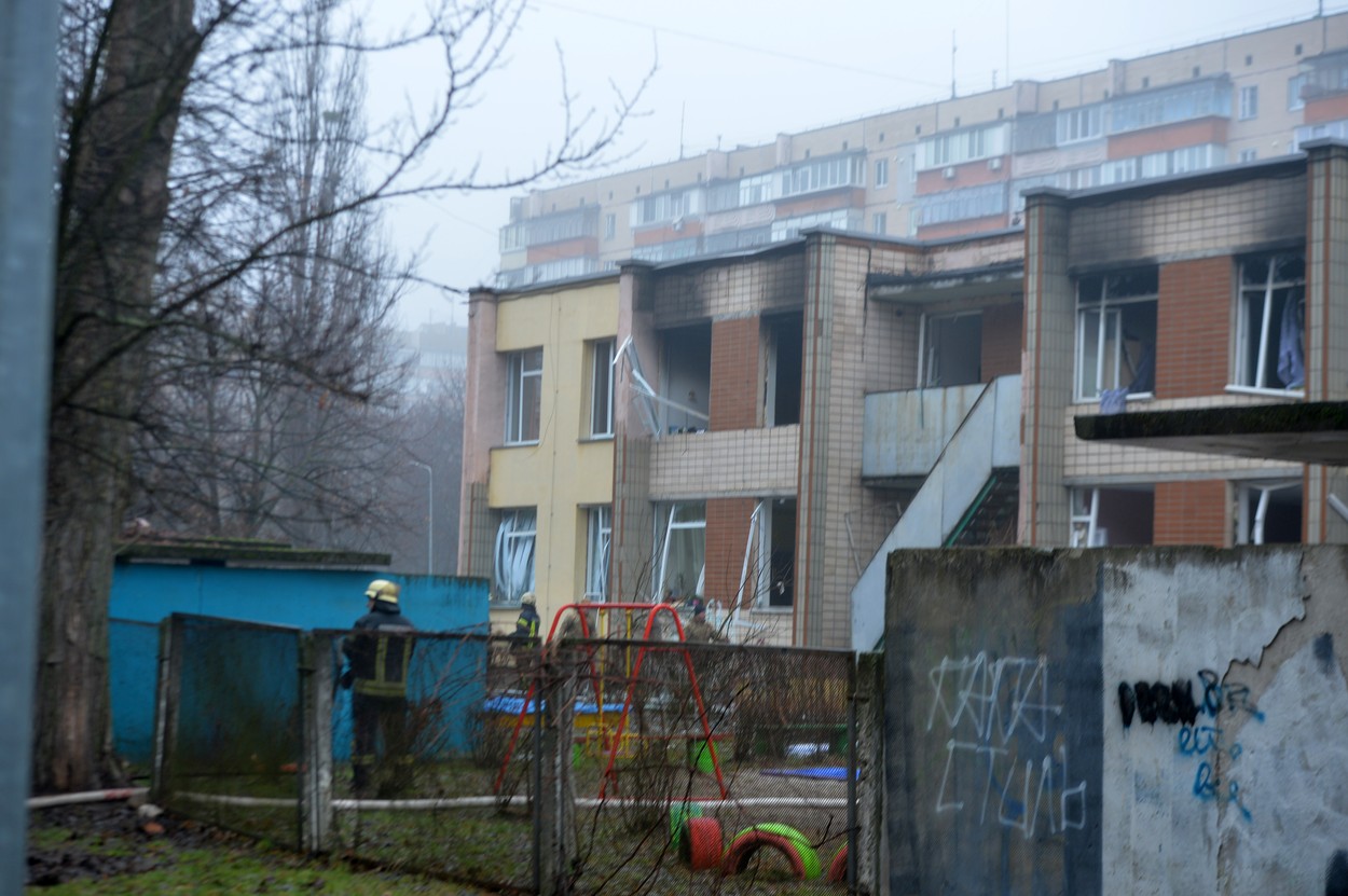 Imagini din grădinița lovită de elicopterul prăbușit lângă Kiev. "Am văzut o lumină roșie-portocalie, apoi totul s-a întunecat"