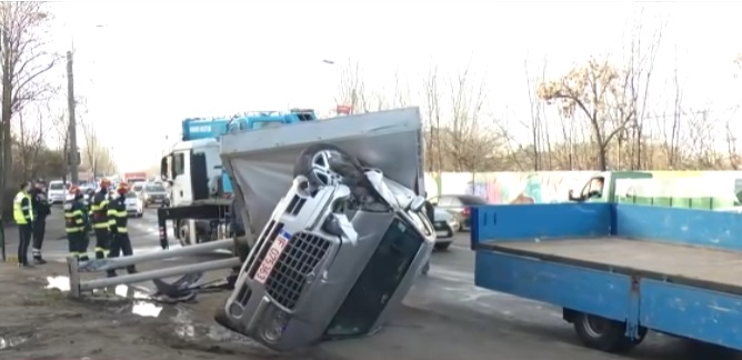 Două eleve din București au ajuns la spital după ce au fost lovite pe trotuar de o mașină. Șoferul consumase cocaină