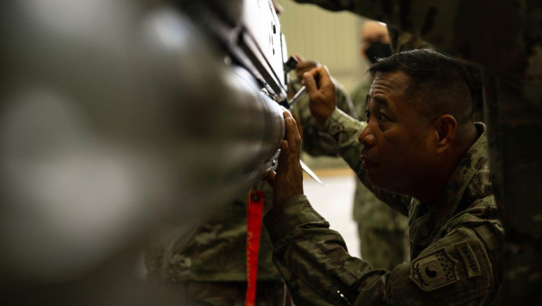 Un militar inspectează muniția din baza aeriană Osan, din Coreea de Sud.