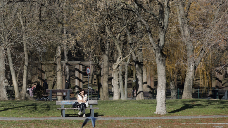 femeie in parc pe banca