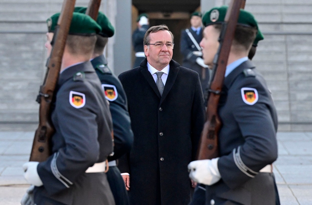Noul ministru al Apărării din Germania şi-a preluat mandatul: Este nevoie să sprijinim Ucraina cu material al armatei germane