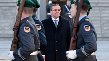 Boris Pistorius, noul ministru al Apărării din Germania, este întâmpinat cu onoruri militare cu ocazia inaugurării la 19 ianuarie2023.