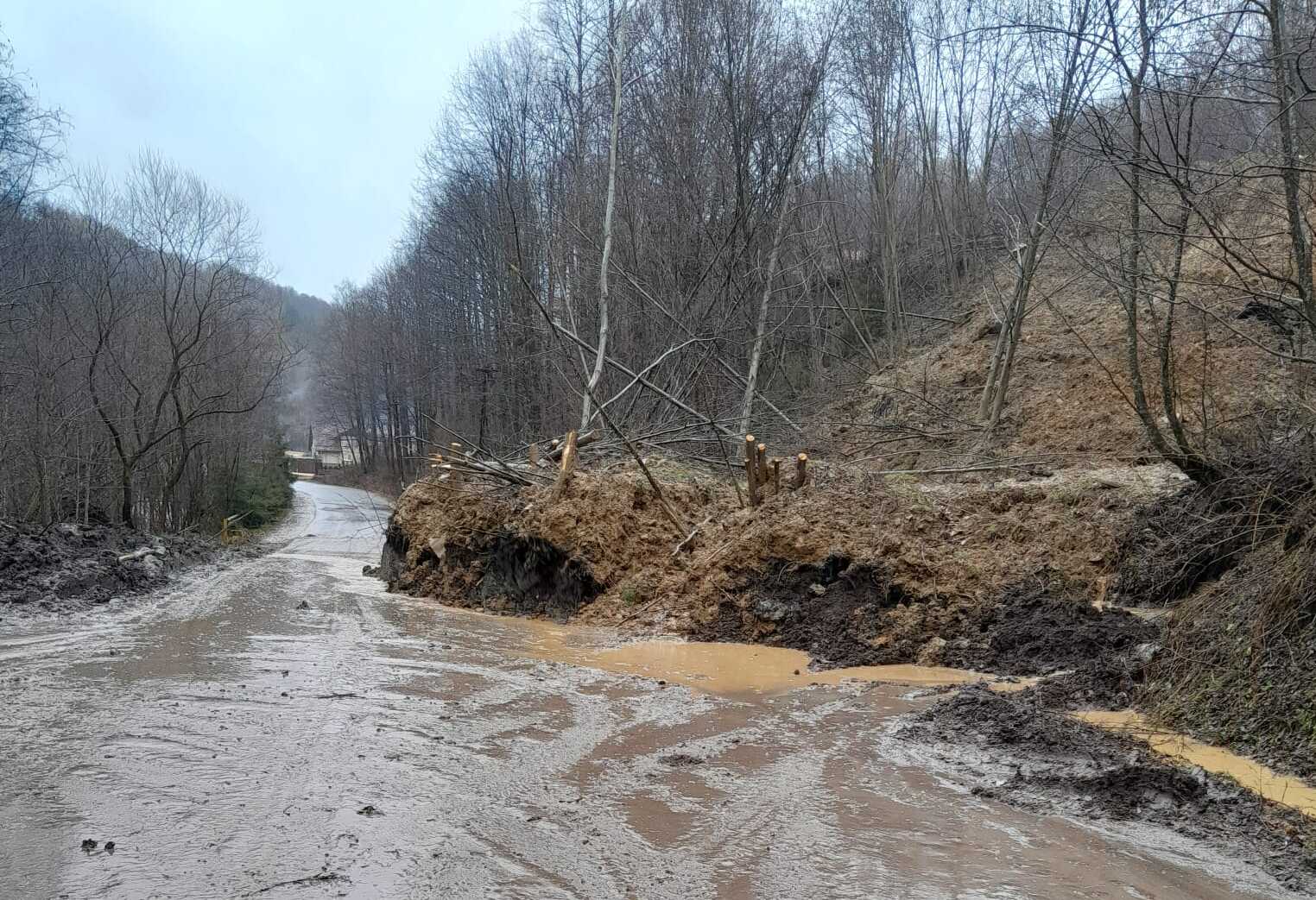 Alunecare de teren în Cluj. Vremea rea a mobilizat pompierii în şapte judeţe, iar ANM anunță un nou cod galben de vânt puternic