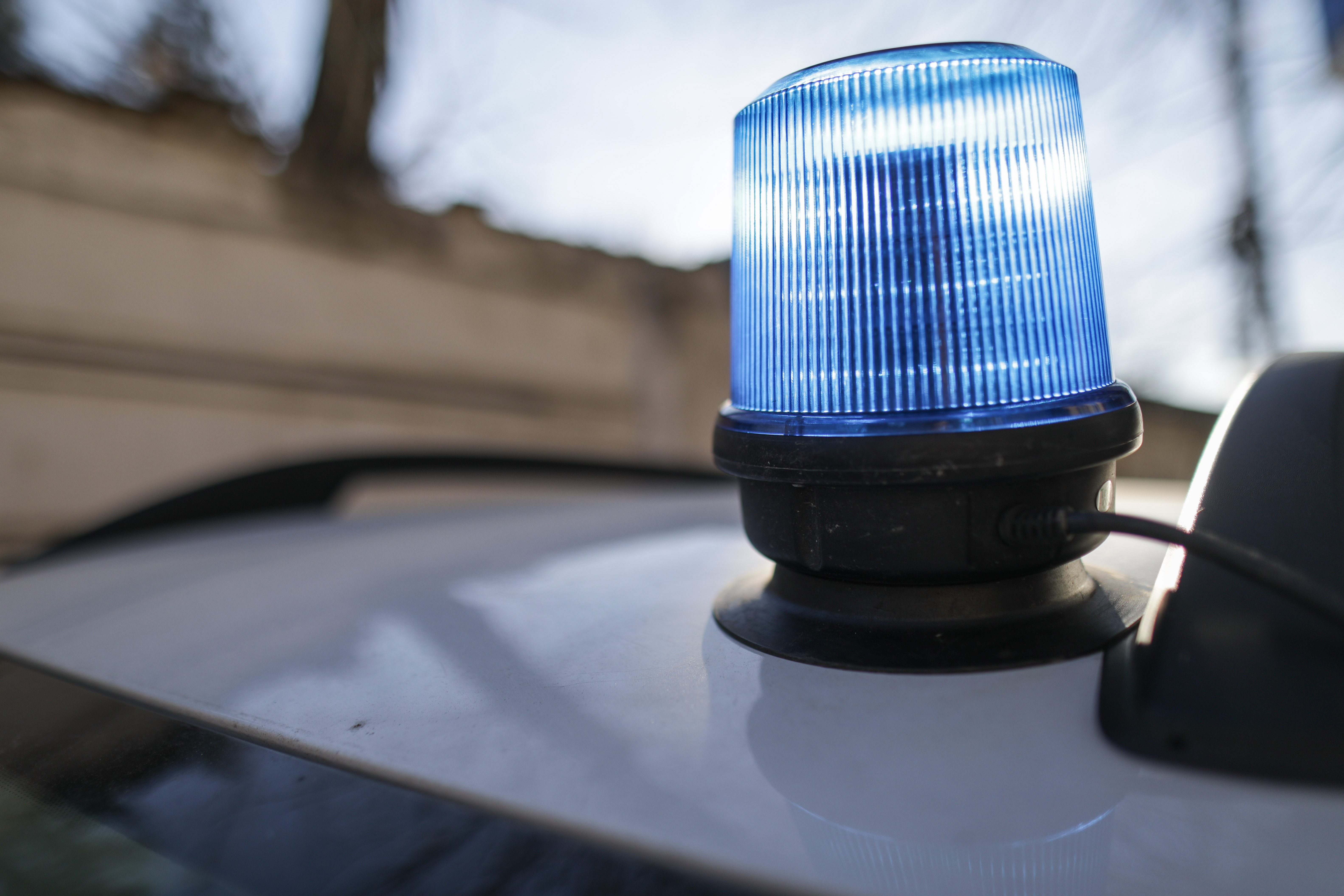 Un bărbat beat şi fără permis a intrat cu mopedul într-un grup de pietoni, apoi a fugit